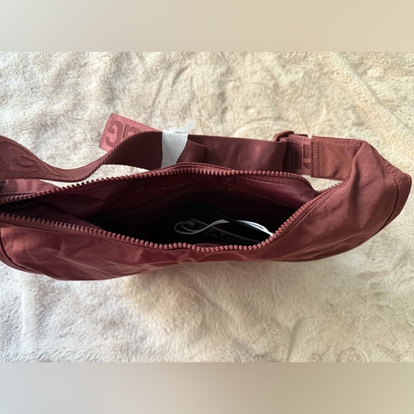 NWT BAGGU Lucky 8 Embroidered 8 Ball Medium Nylon Crescent Bag Wine Mahogany - Picture 13 of 16